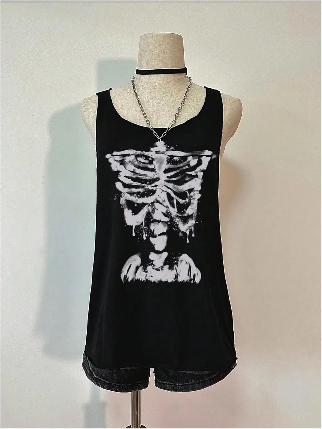 WDIRARA Women's Skull Graphic Tank Top Scoop Neck Sleeveless Tee Gothic Punk Tops